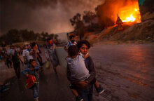 UNICEF - Φωτογραφία της Χρονιάς για το 2020: Προσφυγόπουλα απομακρύνονται από τον καταυλισμό στη Μόρια, με τη φωτιά να καταστρέφει τα πάντα πίσω της