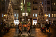 Γυναίκα με προστατευτική μάσκα για τον κορωνοϊό στην Ιταλία 