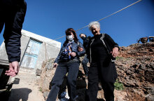 Η Κατερίνα Σακελλαροπούλου περπατά στην Κίναρο μαζί με την κυρά Ρήνη (Ειρήνη Κατσοτούρχη), τη μοναδική κάτοικο του ακριτικού νησιού στο Αιγαίο