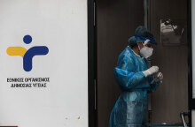 Εργαζόμενη σε κλιμάκιο του ΕΟΔΥ με προστατευτική στολή και μάσκα για τον κορωνοϊό διενεργεί rapid test