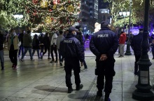 Αστυνομικοί στη στολισμένη πλατεία Συντάγματος 