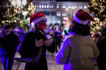 Πλατεία Συντάγματος: Σκουφάκι Άγιου Βασίλη και μάσκα για τον κορωνοϊό σε κόκκινο χρώμα - Τα φετινά Χριστούγεννα είναι διαφορετικά 