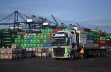 Brexit - Εμπορική συμφωνία ΕΕ με Ηνωμένο Βασίλειο: Νταλίκα μπροστά από κοντέινερ σε λιμάνι της Μεγάλης Βρετανίας