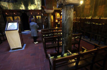 Χριστιανοί πιστοί σε εκκλησία με αποστάσεις και μάσκα για τον κορωνοϊό