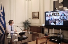 Ο πρωθυπουργός Κυριάκος Μητσοτάκης κατά τη διάρκεια τηλεδιάσκεψης