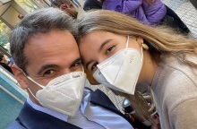 Ο πρωθυπουργός Κυριάκος Μητσοτάκης με την κόρη του, Δάφνη