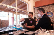 Μερίδες φαγητού και δώρα μοίρασε ο Κυρ. Μητσοτάκης στο Κερατσίνι 