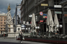Lockdown στην Αυστρία - Γυναίκα με προστατευτική μάσκα για τον κορωνοϊό στη Βιέννη