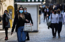 Χριστούγεννα 2020: Κόσμος στην Ερμού με μάσκα στο πρόσωπο και σακούλες με ψώνια στα χέρια