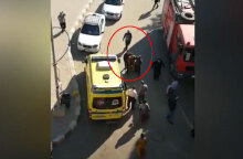 Διασώστες απομακρύνουν ασθενείς από φλεγόμενο νοσοκομείο στην Αίγυπτο