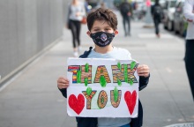 Αγόρι με μάσκα προστασίας στέλνει ευχαριστήριο μήνυμα με μια ζωγραφιά