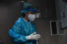 Εργαζόμενη σε κλιμάκιο του ΕΟΔΥ για τη διενέργεια rapid test για τον κορωνοϊό