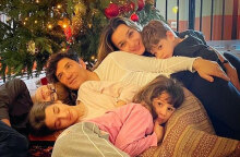 Σάκης Ρουβάς με την Κάτια Ζυγούλη και τα παιδιά τους μπροστά από το χριστουγεννιάτικο δέντρο