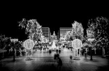 Απαγόρευση κυκλοφορίας στην Αθήνα: Ελάχιστος κόσμος στην πλατεία Συντάγματος λίγο πριν ξεκινήσει να ισχύει το μέτρο | 28.12.2020