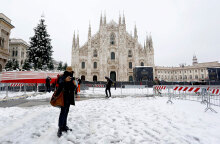 Χιόνισε στο Μιλάνο, με τους κατοίκους να βγάζουν selfies από την «άσπρη ημέρα»