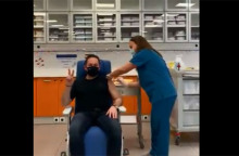 Εμβολιάστηκε ο Στέλιος Πέτσας