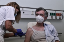 Εμβολιασμός του Λοιμοξιολόγου Σωτήρη Τσιόδρα, στο Νοσοκομείο Αττικόν