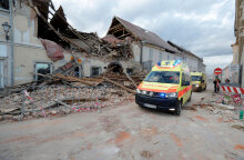 Σεισμός στην Κροατία: Ασθενοφόρο μπροστά από σπίτι που κατέρρευσε μετά τα 6,4 Ρίχτερ