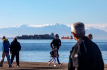 Κάτοικοι στη Θεσσαλονίκη κάνουν βόλτα και τζόκινγκ με φόντο τις χιονισμένες πλαγιές του Ολύμπου