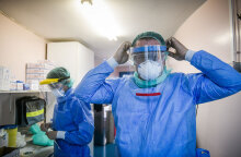 Υγειονομικοί στο νοσοκομείο «Σωτηρία» φορούν προστατευτικό εξοπλισμό για τον κορωνοϊό (ΦΩΤΟ ΑΡΧΕΙΟΥ)