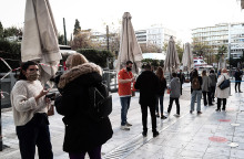 Κορωνοϊός - Πολίτες με μάσκα στο κέντρο της Αθήνας 