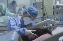 Νοσηλευτής που φροντίζει ασθενή με κορωνοϊό σε νοσοκομείο