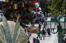 Lockdown στην Αθήνα: Πολίτες στη χριστουγεννιάτικη στολισμένη πλατεία Συντάγματος - Στο βάθος η αρχή της Ερμού