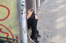 Νεαρό άτομο με κινητό τηλέφωνο