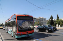 Το υπερσύγχρονο ηλεκτρικό λεωφορείο στη λεωφόρο Αμαλίας μπροστά από την πλατεία Συντάγματος