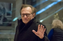 Ο Λάρι Κινγκ νοσηλεύεται με Covid-19, σύμφωνα με ΜΜΕ