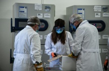 Άφιξη στην Ατιική των πρώτων εμβολιών των Pfizer/BionTech κατά του κορωνοϊού