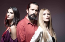 Από αριστερά: Αναστασία Παντούση, Τάσος Νούσιας, Ιωάννα Παππά στη σειρά «Έξαψη»