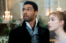 Ο Ρεγκέ-Ζαν Πέιτζ και η Φίμπι Ντίνεβορ πρωταγωνιστούν στη σειρά «Bridgerton»