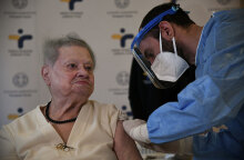 Η 95χρονη Δέσποινα Χάλαρη, η πρώτη ηλικιωμένη σε οίκο ευγηρίας που έκανε το εμβόλιο για τον κορωνοϊό στην Ελλάδα