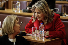 Σοφία Βούλτεψη και Ζέττα Μακρή σε παλαιότερη συνομιλία στη Βουλή - Αναλαμβάνουν θέσεις στην κυβέρνηση Μητσοτάκη με τον ανασχηματισμό
