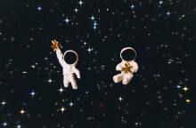 Φιγούρες αστροναυτών με φόντο αστέρια