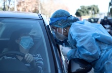 Στιγμιότυπο από τη διενέργεια drive through τεστ για τον κορωνοϊό