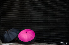 Lockdown για τον κορωνοϊό στην Αττική: Δύο ανοικτές ομπρέλες μπροστά σε κλειστό κατάστημα στο Περιστέρι