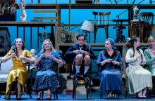 Σκηνή από τη θεατρική παράσταση «Το Τρίτο Στεφάνι» σε σκηνοθεσία του Κωνσταντίνου Μαρκουλάκη