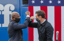 Τζον Όσοφ (δεξιά) και Ράφαελ Γουόρνοκ, οι δύο Δημοκρατικοί Γερουσιαστές της Τζόρτζια