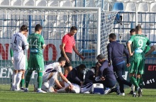 Στιγμιότυπο μετά τον τραυματισμό του τερματοφύλακα με τον επιθετικό