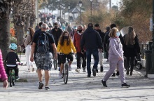 Πολίτες με μάσκες στην παραλία του Φλοίσβου