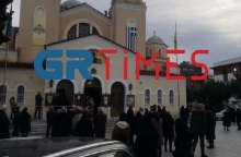 Πιστοί έξω από την Μητρόπολη της Καλαμαριάς