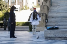 Κατάθεση στεφάνου από την Πρόεδρο της Ελληνικής Δημοκρατίας, στο Μνημείο Άγνωστου Στρατιώτη, για τον εορτασμό της Ημέρας των Ενόπλων Δυνάμεων