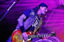 Ο Jon Schaffer, τραγουδιστής και κιθαρίστας των Iced Earth