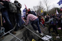 Οι διαδηλωτές «πηδούν» πάνω από τα οδοφράγματα 