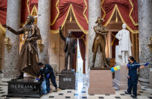 Καπιτώλιο στην Ουάσινγκτον των ΗΠΑ, μια ημέρα μετά την εισβολή: Επί ποδός τα συνεργεία καθαρισμού