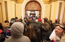 Στιγμιότυπο από την εισβολή διαδηλωτών στο Καπιτώλιο
