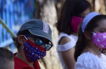 Παιδιά με μάσκα στο σχολείο 