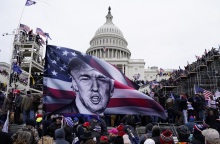 Στιγμιότυπο από τις διαδηλώσεις έξω από το Καπιτώλιο